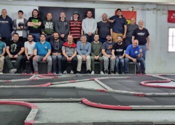 Socios del club RC Peñaranda participan con sus coches en las pruebas del Interclub de Miniz celebradas hoy en Madrid