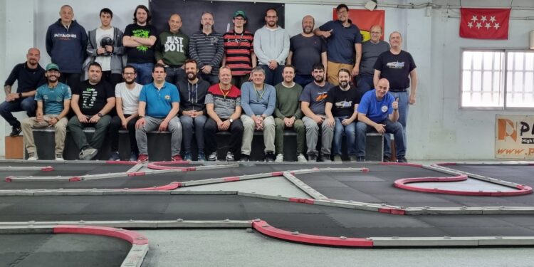Socios del club RC Peñaranda participan con sus coches en las pruebas del Interclub de Miniz celebradas hoy en Madrid