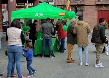 VOX sigue con su campaña electoral en Peñaranda e instala una carpa informativa en la céntrica plaza de España