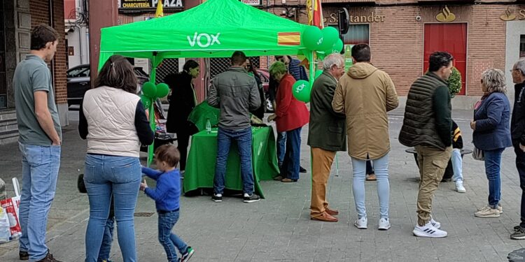 VOX sigue con su campaña electoral en Peñaranda e instala una carpa informativa en la céntrica plaza de España