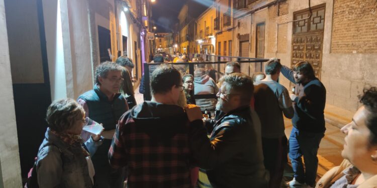 El final de la campaña electoral se vive en la calle: PSOE, PEC y VOX celebran sus fiestas en Peñaranda con jóvenes y candidatos