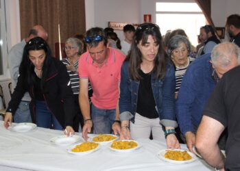 Villar de Gallimazo comparte una animada paella «a cubierto» con el multiusos convertido en escenario de la celebración