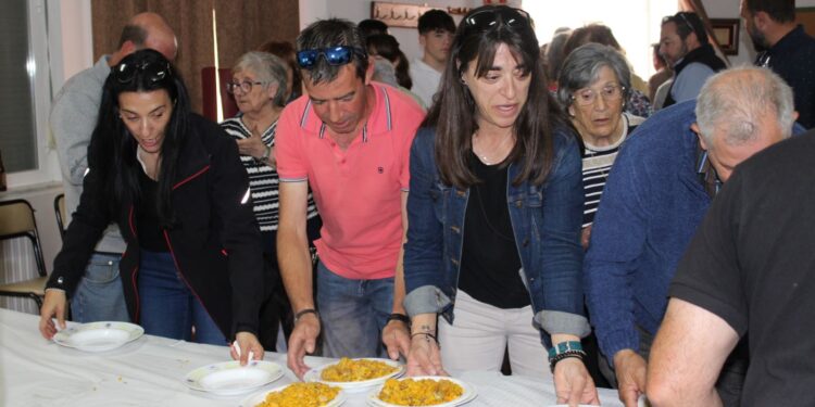 Villar de Gallimazo comparte una animada paella «a cubierto» con el multiusos convertido en escenario de la celebración