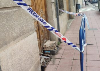 Los Bomberos intervienen en Peñaranda por desprendimientos en un edificio de la calle Nuestra Señora