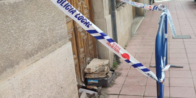 Los Bomberos intervienen en Peñaranda por desprendimientos en un edificio de la calle Nuestra Señora