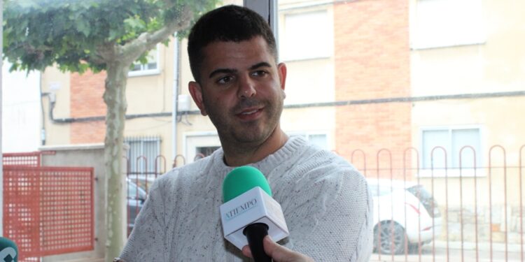 Carmen Ávila (PSOE), Eva López (PP), Ángel Tejeda (PEC) y Fernando Pérez (VOX) ejercen su derecho al voto en Peñaranda