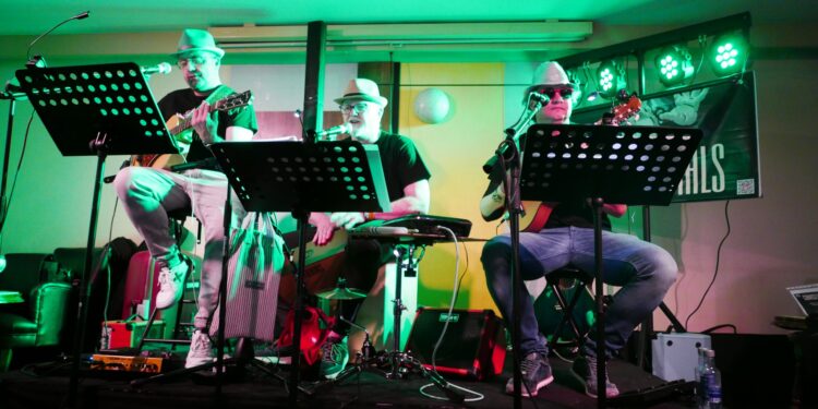 El trío Irreverentials estrena su disco «Palmundo» que ya puede escucharse en las principales plataformas musicales