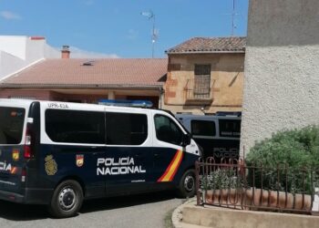Agentes de la Policía Nacional y de la unidad de guías caninos registran una vivienda del barrio de San Marcos en Villoruela