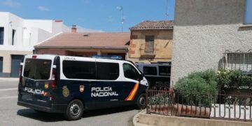 Agentes de la Policía Nacional y de la unidad de guías caninos registran una vivienda del barrio de San Marcos en Villoruela