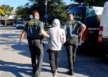 La Guardia Civil detiene a cuatro personas que se dedicaban a sustraer teléfonos y dinero en vestuarios de campos de fútbol