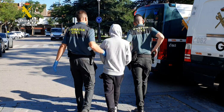 La Guardia Civil detiene a cuatro personas que se dedicaban a sustraer teléfonos y dinero en vestuarios de campos de fútbol