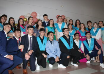 Emotiva graduación de los alumnos de segundo de Bachillerato del instituto Senara en el salón municipal de Babilafuente