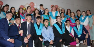 Emotiva graduación de los alumnos de segundo de Bachillerato del instituto Senara en el salón municipal de Babilafuente