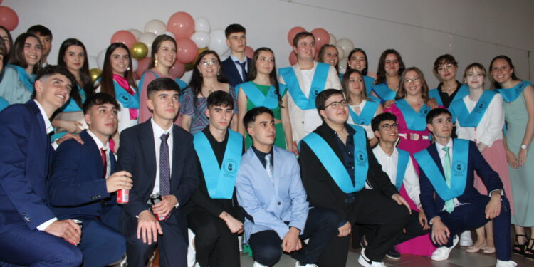 Emotiva graduación de los alumnos de segundo de Bachillerato del instituto Senara en el salón municipal de Babilafuente
