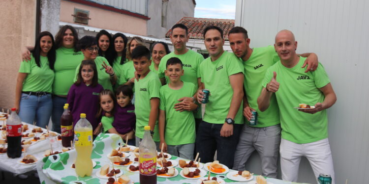 El Campo de Peñaranda inaugura sus fiestas del Corpus con el recorrido de peñas amenizado por la charanga Dale Kaña 2.0