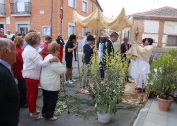 Los vecinos de Bóveda del Río Almar rinden honores al Santísimo en la misa y en la procesión con la custodia por las calles