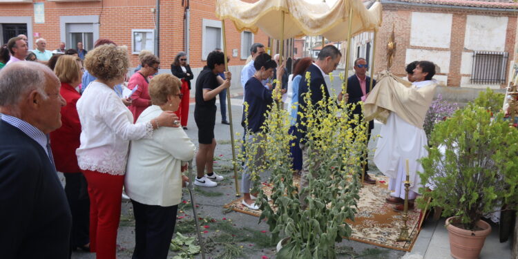 Los vecinos de Bóveda del Río Almar rinden honores al Santísimo en la misa y en la procesión con la custodia por las calles