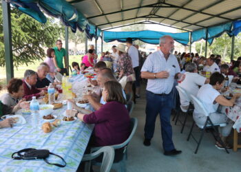 200 raciones de carrilleras guisadas con patatas para la comida popular de las fiestas de San Antonio de Padua en Moríñigo