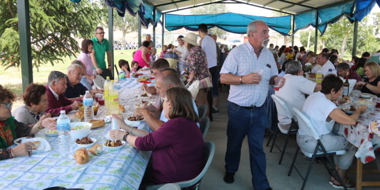 200 raciones de carrilleras guisadas con patatas para la comida popular de las fiestas de San Antonio de Padua en Moríñigo