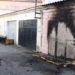Un incendio declarado en los sofás de unas peñas desata la alarma en Peñaranda y causa daños en la puerta de una cochera