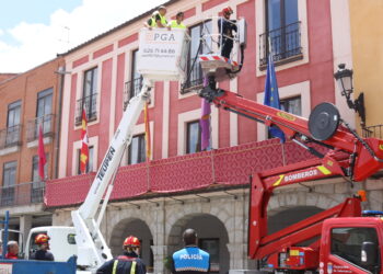 Los Bomberos de Peñaranda auxilian a tres operarios que habían quedado atrapados en la cesta elevadora de un camión