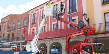 Los Bomberos de Peñaranda auxilian a tres operarios que habían quedado atrapados en la cesta elevadora de un camión