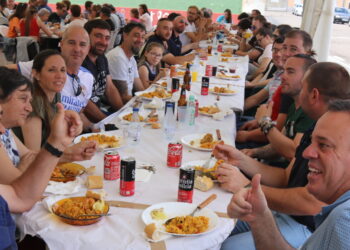 El Campo de Peñaranda pone el broche a sus fiestas del Corpus con una paella que ha reunido a 400 comensales en la carpa