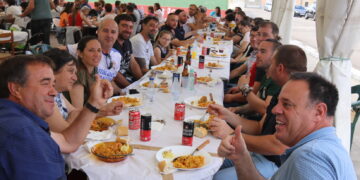 El Campo de Peñaranda pone el broche a sus fiestas del Corpus con una paella que ha reunido a 400 comensales en la carpa