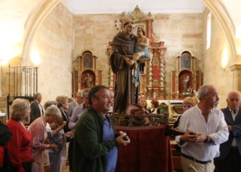 La fuerte tormenta en Moríñigo deja a San Antonio «en casa» y los vecinos le dedican su himno en la iglesia parroquial