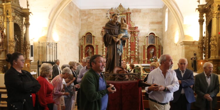 La fuerte tormenta en Moríñigo deja a San Antonio «en casa» y los vecinos le dedican su himno en la iglesia parroquial
