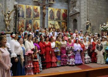 Peñaranda se viste de faralaes en la fiesta organizada por la asociación El Rocío con misa, comida y bailes por sevillanas