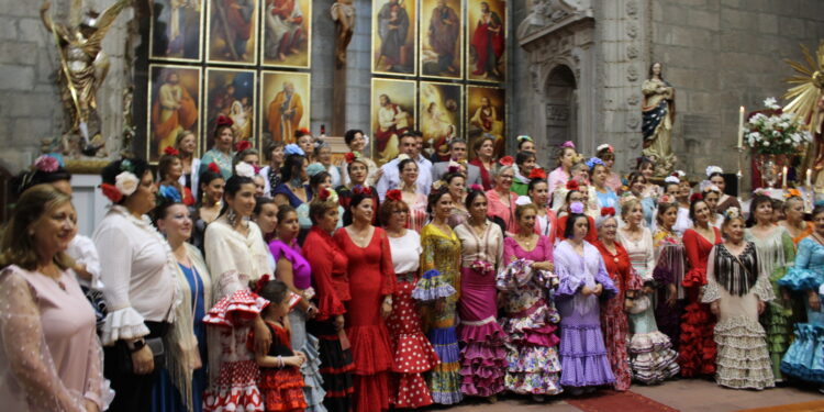 Peñaranda se viste de faralaes en la fiesta organizada por la asociación El Rocío con misa, comida y bailes por sevillanas