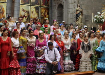 Peñaranda se viste de faralaes en la fiesta organizada por la asociación El Rocío con misa, comida y bailes por sevillanas