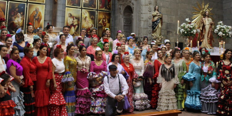 Peñaranda se viste de faralaes en la fiesta organizada por la asociación El Rocío con misa, comida y bailes por sevillanas