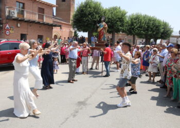 Bailes y vivas a San Pedro en Paradinas de San Juan para iniciar por todo lo alto las fiestas patronales en honor al apóstol