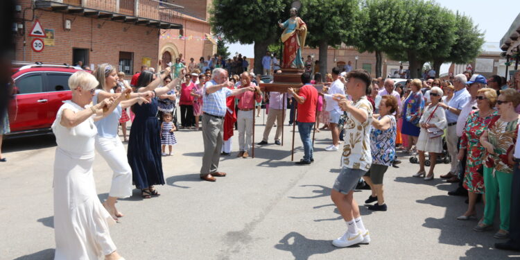 Bailes y vivas a San Pedro en Paradinas de San Juan para iniciar por todo lo alto las fiestas patronales en honor al apóstol