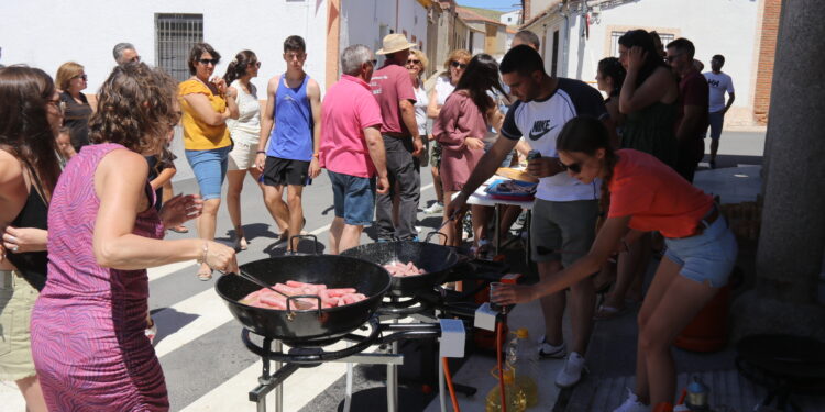 La fiesta de la salchicha y la cerveza inicia en Mancera de Abajo los actos en honor de la patrona, la Virgen del Rosario
