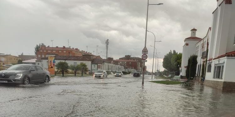 Bomberos y Policía Local suman una docena de intervenciones en Peñaranda por las complicaciones de la intensa tormenta