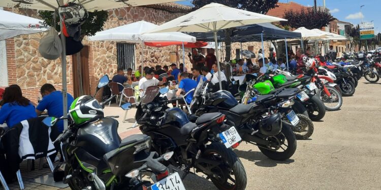 La IV Fiesta Motera llena de ambiente Villoria en una jornada con un sol espléndido y muchas ganas de disfrutar sobre dos ruedas