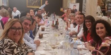 La familia de Javier Manjón celebra por todo lo alto la Primera Comunión del niño en Babilafuente y la posterior comida