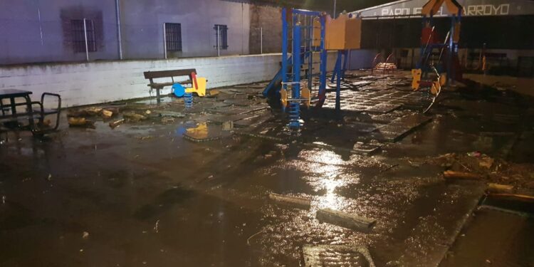 La tormenta deja una noche muy complicada en Alaraz con inundaciones que obligan a intervenir a vecinos y Bomberos