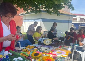 Peñaranda celebra el Día Mundial de Tejer en Público con las «Ganchilleras en acción» decorando el parque La Huerta