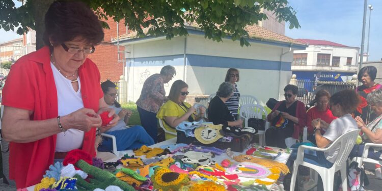 Peñaranda celebra el Día Mundial de Tejer en Público con las «Ganchilleras en acción» decorando el parque La Huerta