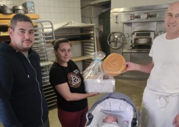 Los niños y niñas de Alaraz nacen ya con un pan debajo del brazo gracias a la iniciativa de la panadería y bollería Casa Inés