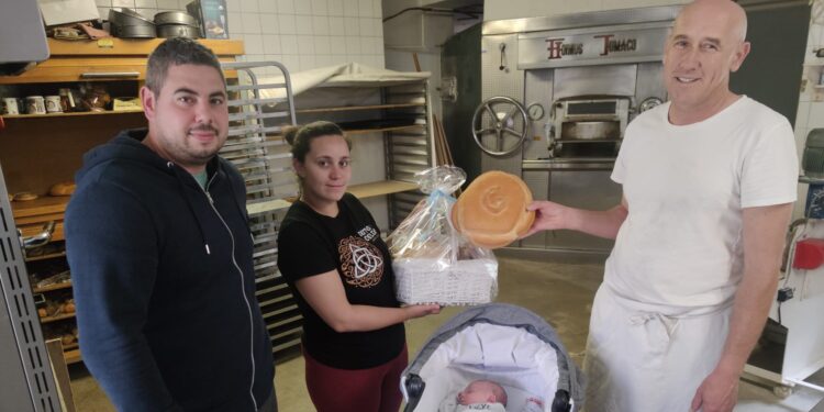 Los niños y niñas de Alaraz nacen ya con un pan debajo del brazo gracias a la iniciativa de la panadería y bollería Casa Inés