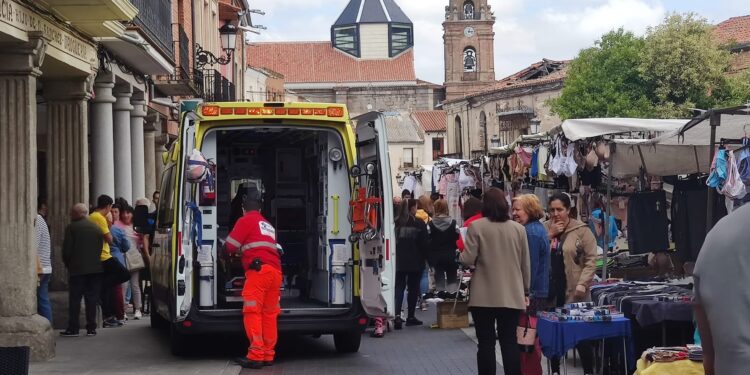 Policía Local y la ambulancia del 112 atienden una urgencia médica en la plaza de España de Peñaranda en pleno mercadillo