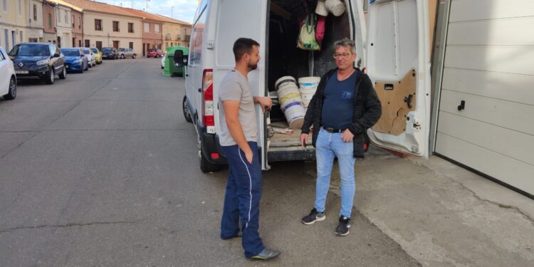 Los cacos «limpian» de maquinaria la furgoneta de una empresa de construcción en Peñaranda y a plena luz del día