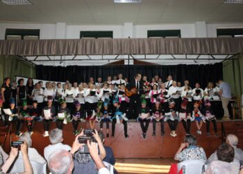 «Que 20 años no es nada» y el Coro Popular de Villoruela lo celebra rodeado de amigos y grupos de la zona de Las Villas