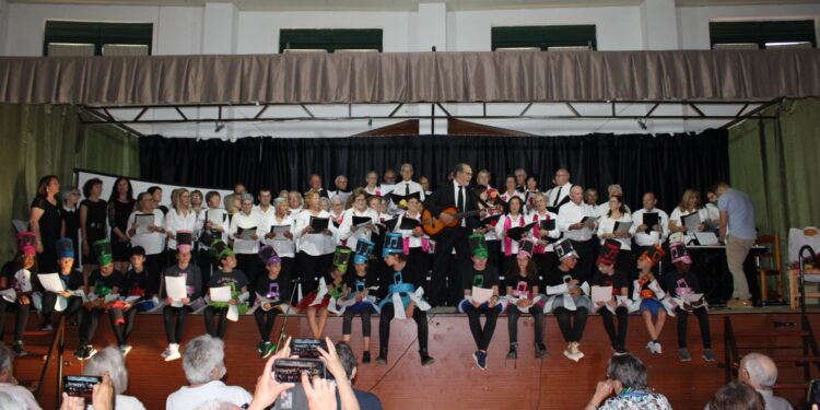 «Que 20 años no es nada» y el Coro Popular de Villoruela lo celebra rodeado de amigos y grupos de la zona de Las Villas