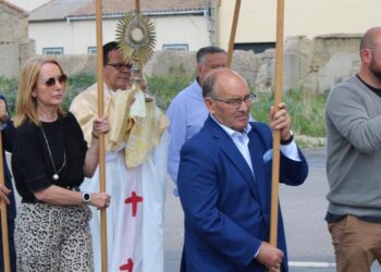 El Campo de Peñaranda vive el día grande de sus fiestas del Corpus con la procesión del Santísimo por las calles